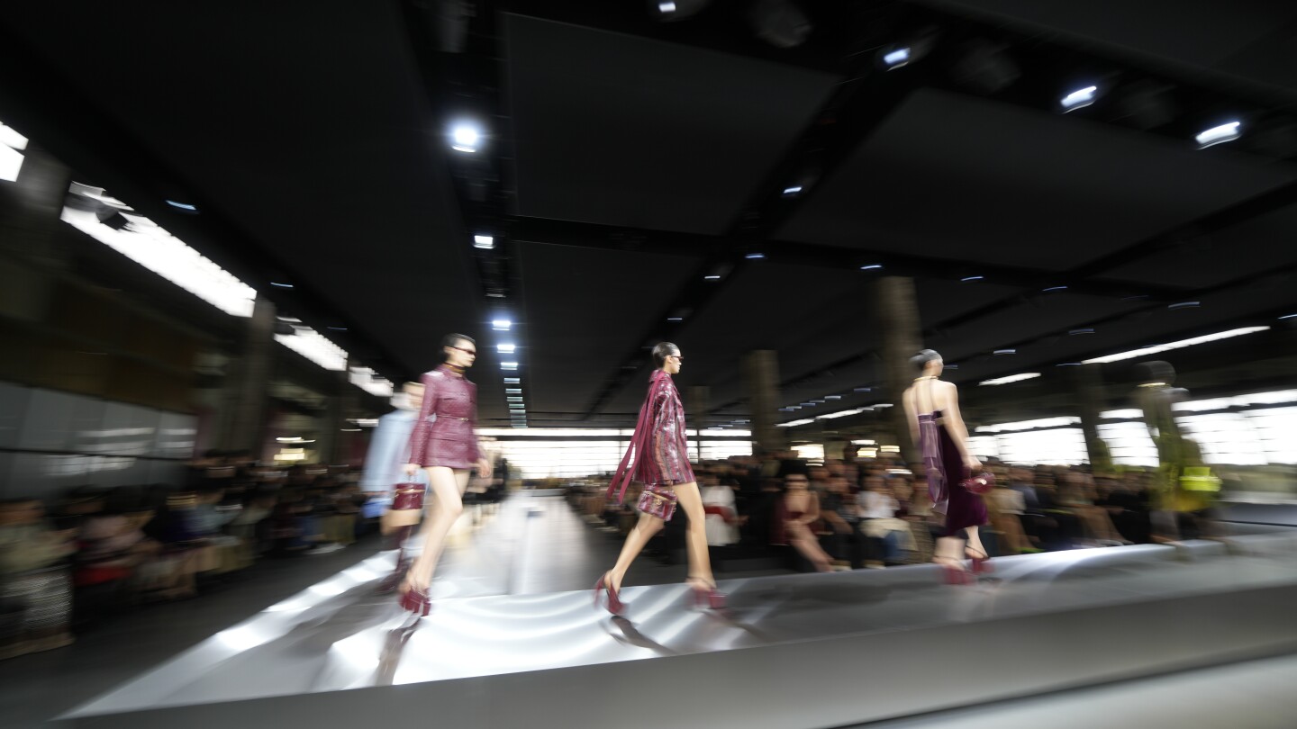 МИЛАНО AP — Модната тълпа прекоси Милано безброй пъти на