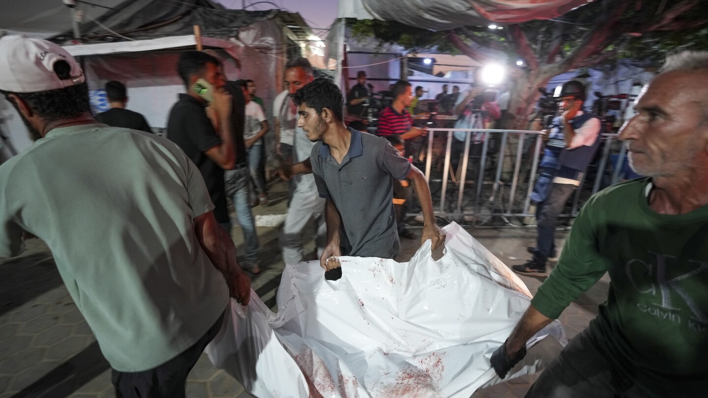 Десетки са загинали след като израелски удар удари училище превърнато