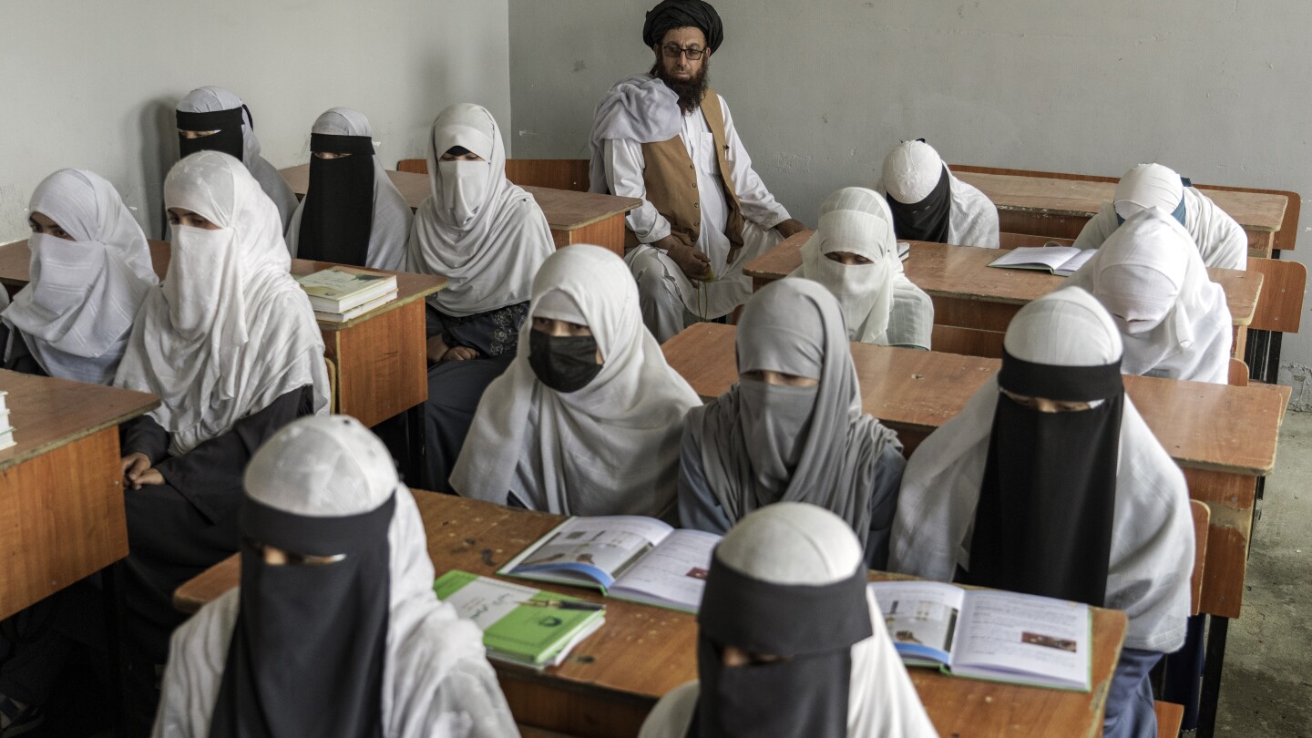 Des écolières afghanes terminent leur sixième année en larmes.  Sous le régime taliban, leur éducation est terminée