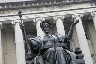 La estatua que adorna los escalones frente a la Universidad de Columbia en la ciudad de Nueva York, el 10 de octubre de 2007. (Foto AP/Diane Bondareff)