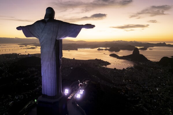 La estatua del Cristo Redentor se alza sobre Río de Janeiro antes de la celebración de una misa matinal con motivo de la fiesta cristiana del Corpus Christi en la base de la estatua, el 19 de junio de 2025 (AP Foto/Bruna Prado)