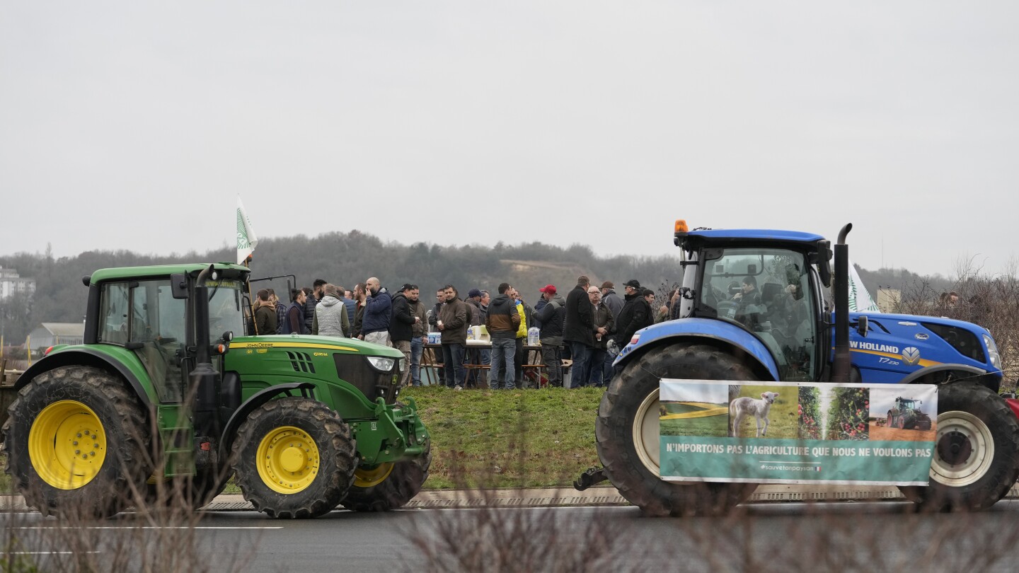 Снежни протести на френски фермери се приближават до Париж в