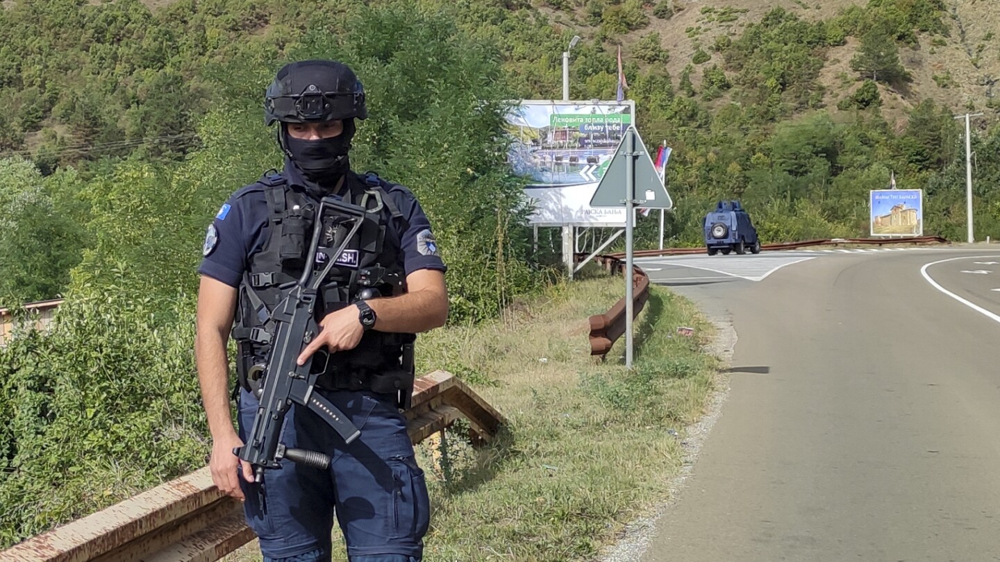 مسلحون ملثمون يهاجمون شرطة كوسوفو، ويقتلون ضابطا، مما يزيد التوترات مع صربيا