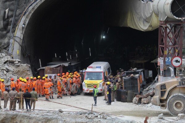 2023年11月28日火曜日、インド北部ウタラカンド州シルキアラで崩壊した建設中の道路トンネル現場で救急車が人妻を輸送するのを待っています。 インドの管理者は火曜日の構造の直前にあると述べた。 救助隊員が残骸を突き抜けて彼らに接近した後、41人の建設労働者が北部地域で崩壊した山のトンネルに2週間以上閉じ込められていました。  (AP写真)