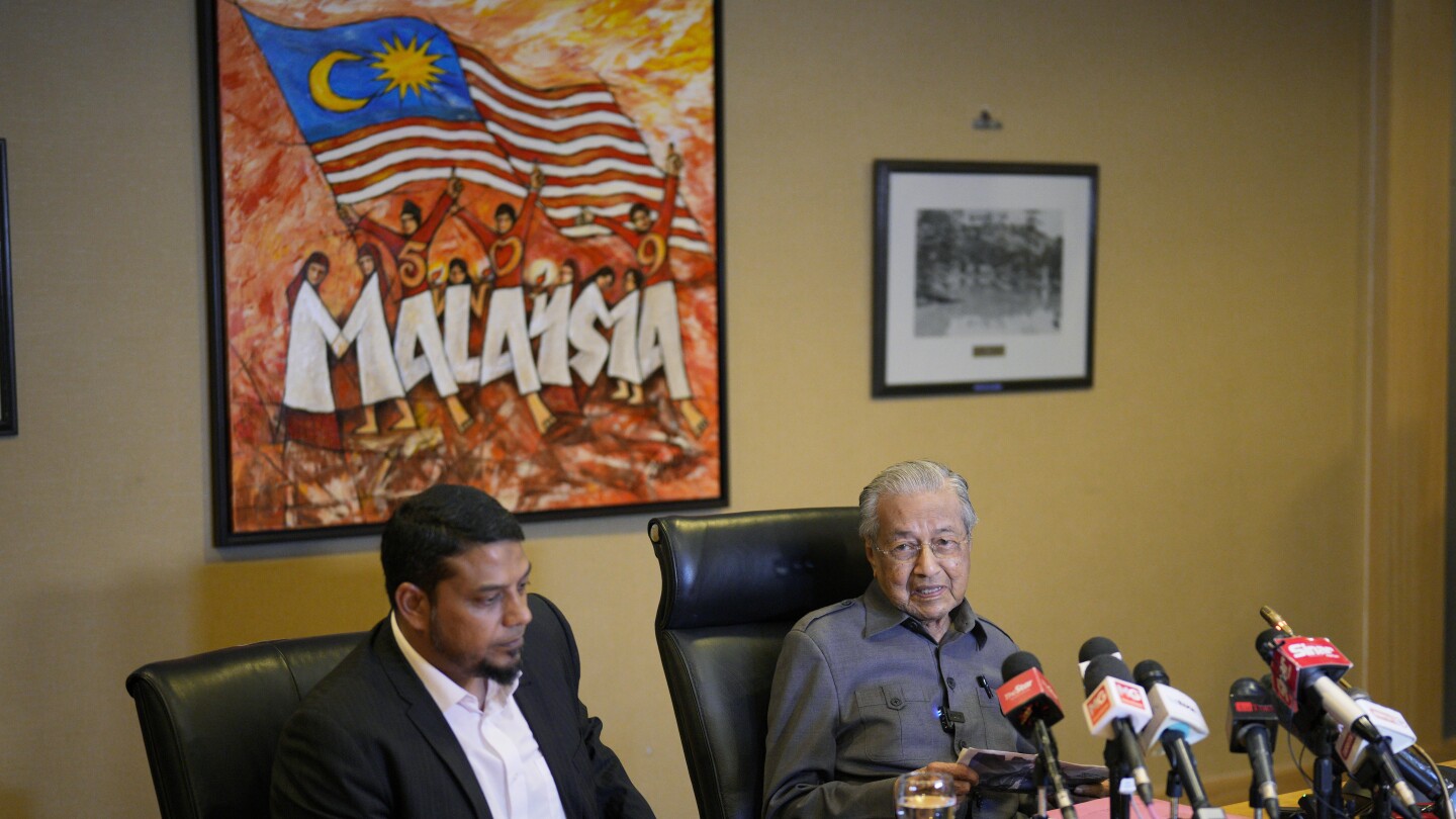 Докато синът му е изправен пред разследване за корупция, бивш министър-председател на Малайзия казва, че правителството иска да преследва съперниците си