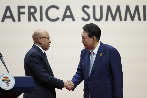 2024年6月4日，星期二，在韩国高阳举行的2024年韩非首脑会议联合记者招待会上，韩国总统尹素妍（右）与毛里塔尼亚总统穆罕默德·乌尔德·加佐阿尼握手。韩国总统尹素妍星期二在首尔主持与数十位非洲领导人的会议时表示，韩国将扩大对非洲的发展援助，并在关键矿产和技术方面与该地区进行更深入的合作。（美联社照片/李金曼）