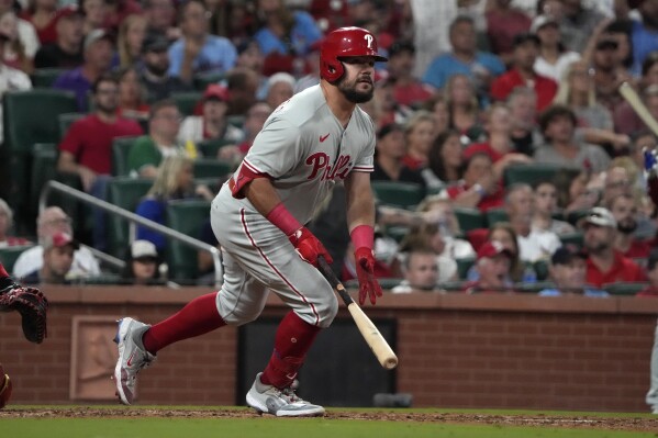 Kyle Schwarber hits his 44th homer and lifts Phillies to 6-1 win