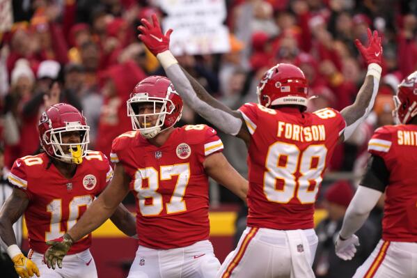 Which 11 Kansas City Chiefs players caught passes while Travis
