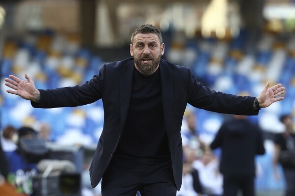 Roma's coach Daniele De Rossi gives instructions to his players during a Serie A soccer match between Napoli and Roma at the Diego Armando Maradona Stadium in Naples, Italy, Sunday, April 28, 2024. (Alessandro Garofalo/LaPresse via AP)