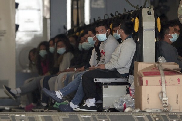 Migrantes con mascarillas y grilletes en las manos y los pies, sentados en un avión militar en Fort Bliss, en El Paso, Texas, el 30 de enero de 2025, a la espera de ser deportados a Guatemala. (AP Foto/Christian Chavez, archivo)