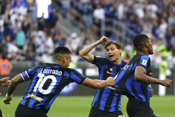 Inter's Denzel Dumfries, right, celebrates after scoring 1-1 goal during the Serie A soccer match between Inter and Lazio at the San Siro Stadium in Milan, Italy, Sunday, May 19, 2024. (Spada/LaPresse via AP)