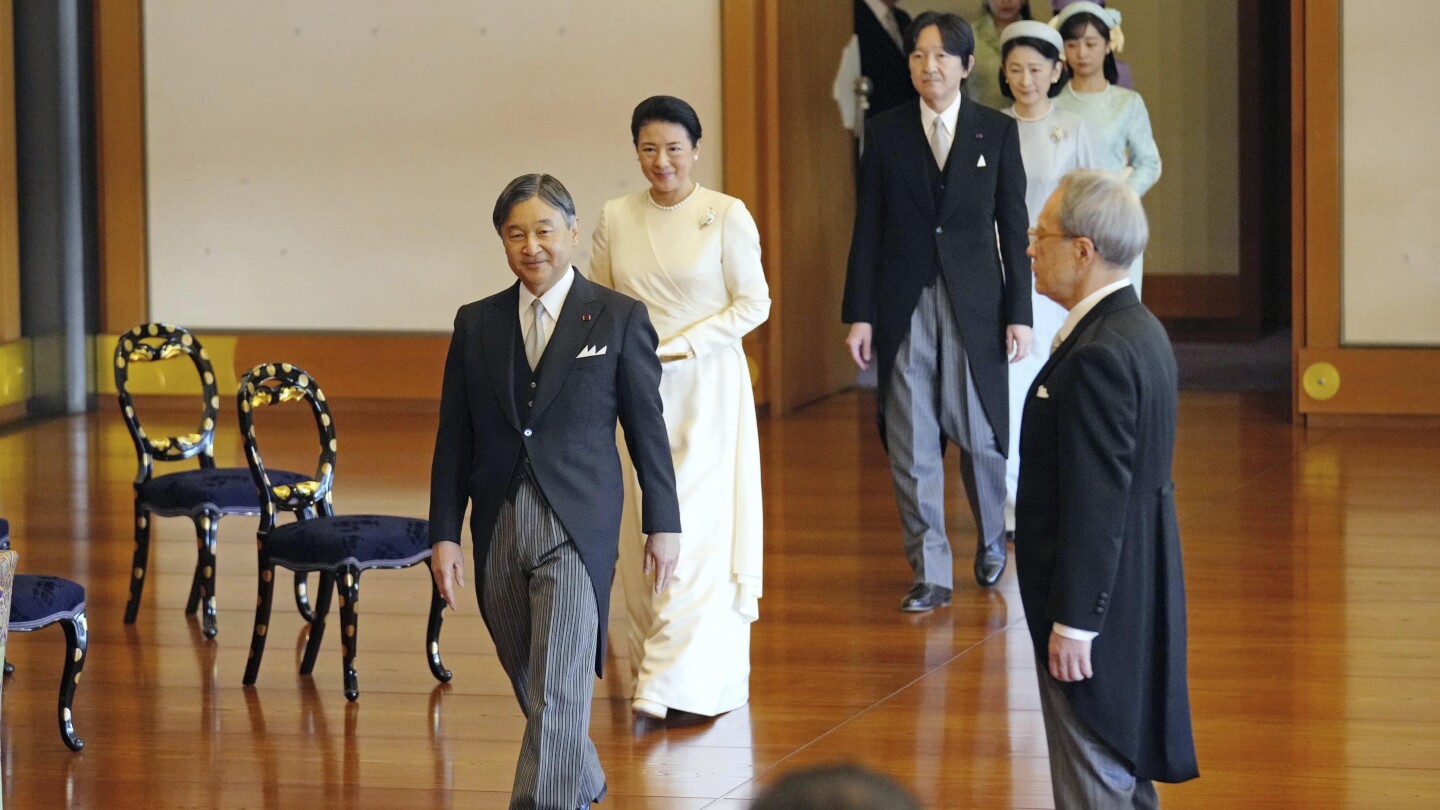Японското императорско семейство е домакин на четене на поезия с акцент върху мира, за да посрещне новата година