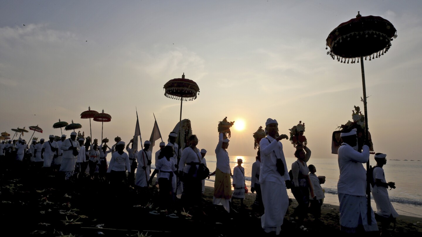 СНИМКИ AP: Балийците празнуват Нова година с огнестрелни битки, пробиване на мечове и свещен ден на мълчание