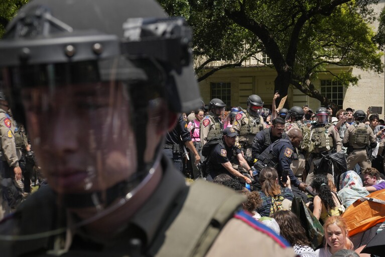 Policja aresztuje propalestyńskiego protestującego na Uniwersytecie Teksasu w Austin w Teksasie, poniedziałek, 29 kwietnia 2024 r.  (Jay Janner/Austin American-Statesman za pośrednictwem AP)