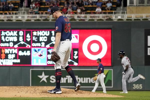 Twins reassign Edgar Varela, Kevin Morgan