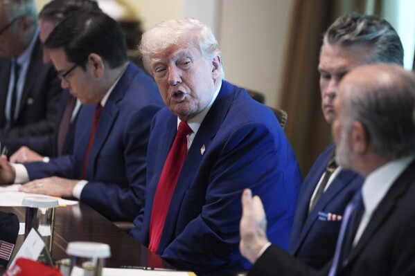 O presidente Donald Trump, centro, fala com o secretário de comércio Howard Lutnick, certo, durante uma reunião de gabinete na Casa Branca, quarta -feira, 30 de abril de 2025, em Washington. (AP Photo/Evan Vucci)
