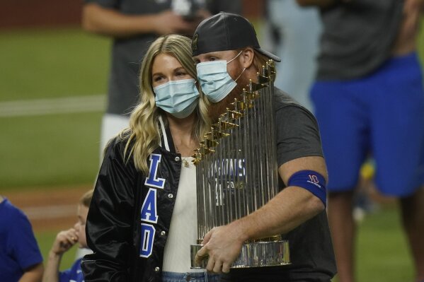 Dodgers' Justin Turner returns to field after COVID test for
