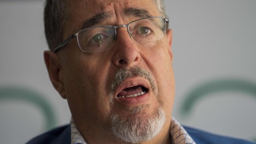 Bernardo Arévalo, candidato presidencial del Movimiento Semilla, da una entrevista en Ciudad de Guatemala, el martes 27 de junio de 2023. Arévalo disputará la segunda vuelta de las elecciones presidenciales del 20 de agosto.  (Foto AP/Moisés Castillo)