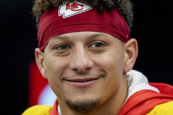 Chiefs, Mahomes agree to restructured deal to include big pay raise, AP  source says