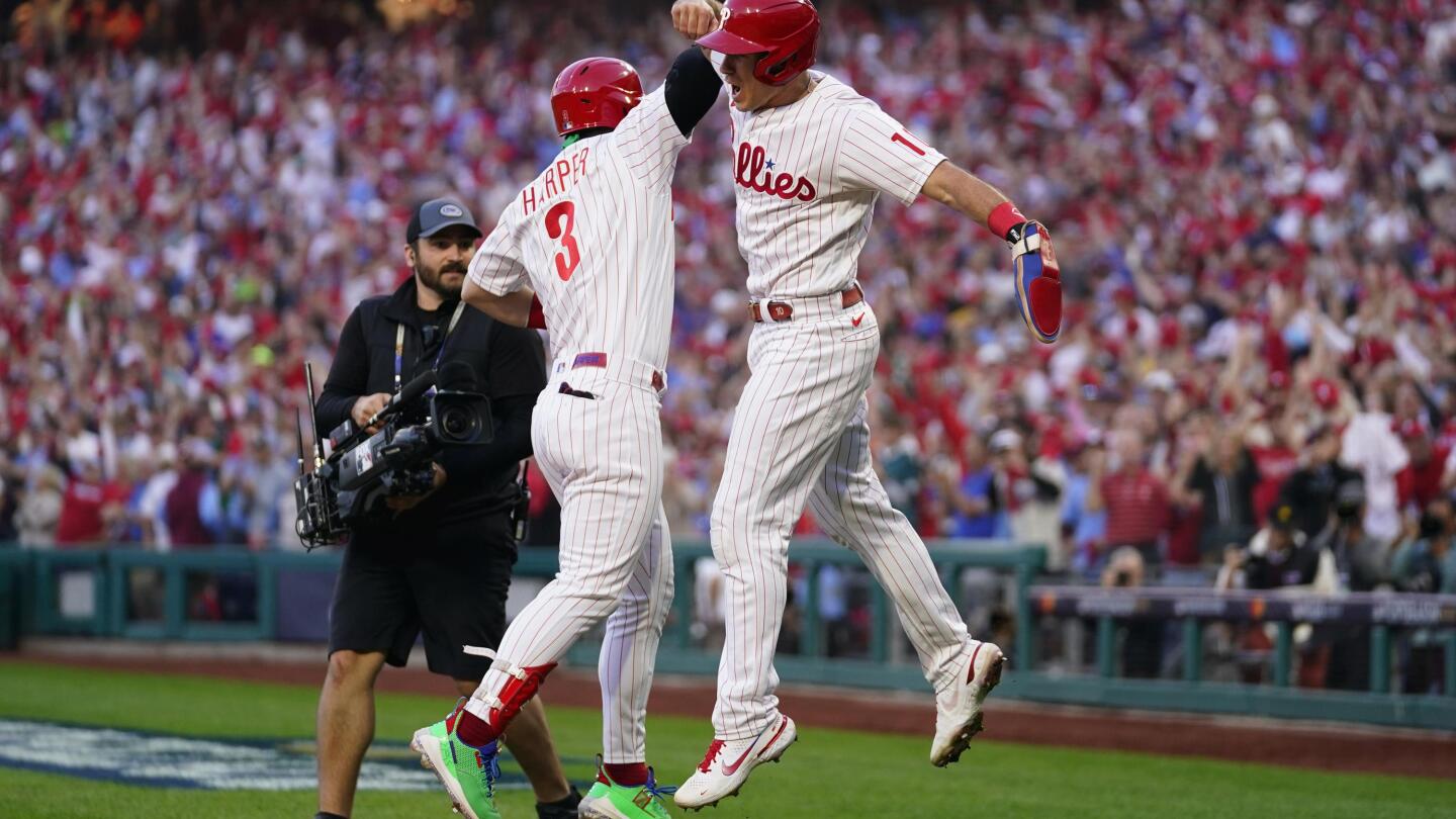 Harper, Hoskins rally Phillies in 7th