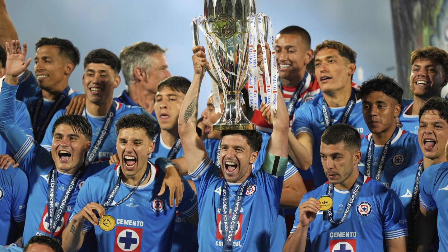 Cruz Azul beats the Vancouver Whitecaps 5-0 for the CONCACAF Champions Cup title