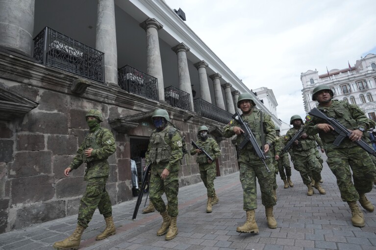 Soldados patrullan afuera del palacio de gobierno durante un estado de emergencia en Quito, Ecuador, el martes 9 de enero de 2024. El país ha sido testigo de una serie de ataques después de que el gobierno impusiera un estado de emergencia tras la aparente fuga de un poderoso líder de la pandilla desde la prisión.  (Foto AP/Dolores Ochoa)