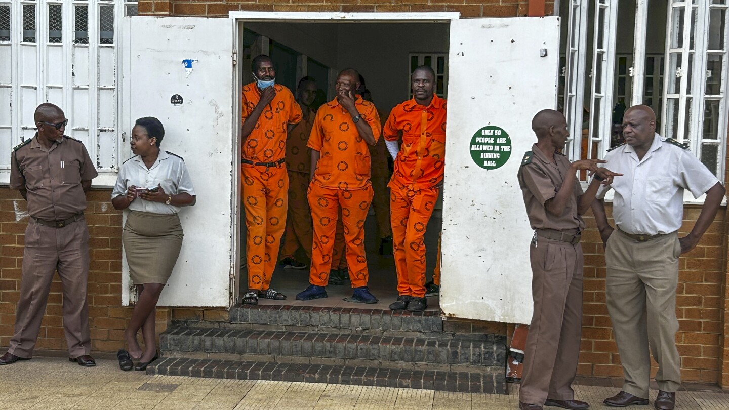 Служители на изборите в Южна Африка посещават затвори, опитвайки се да регистрират рекорден брой затворници за гласуване