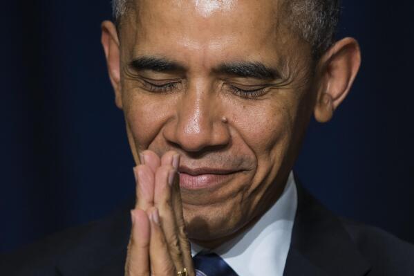 El persidente estadounidense Barack Obama hace un gesto hacia el Dalai Lama en el Desayuno Nacional de la Oración en Washington el 5 de febrero del 2015. (AP Foto/Evan Vucci)