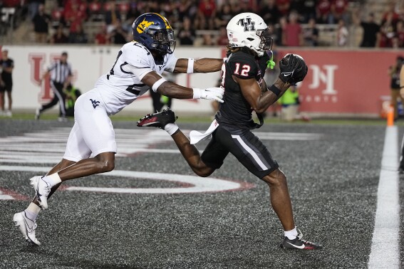 Donovan Smith throws 2 TD passes, Houston holds off UTSA 17-14