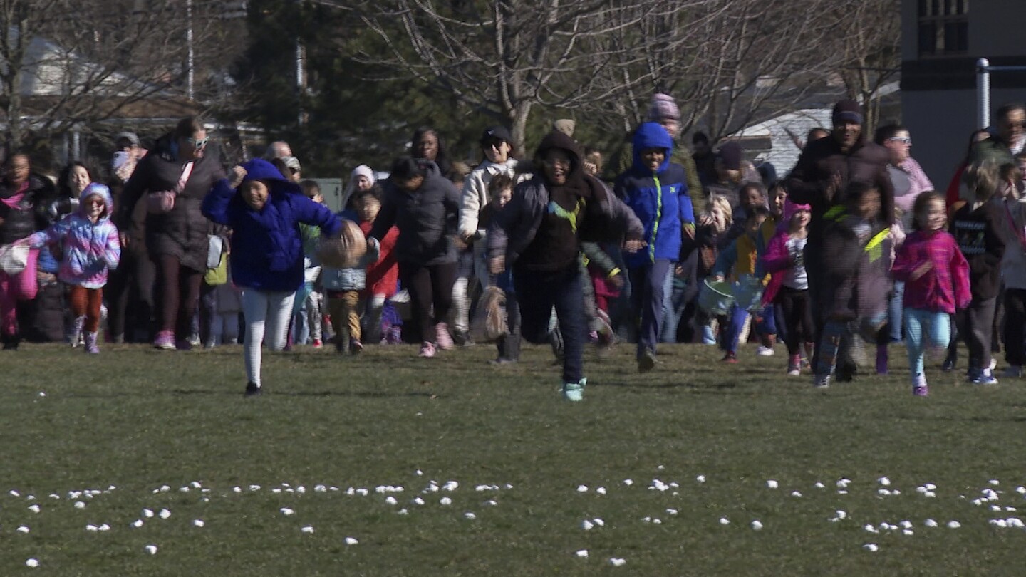 Деца се надпреварват да събират блатове, изпуснати от хеликоптер в парк в района на Детройт