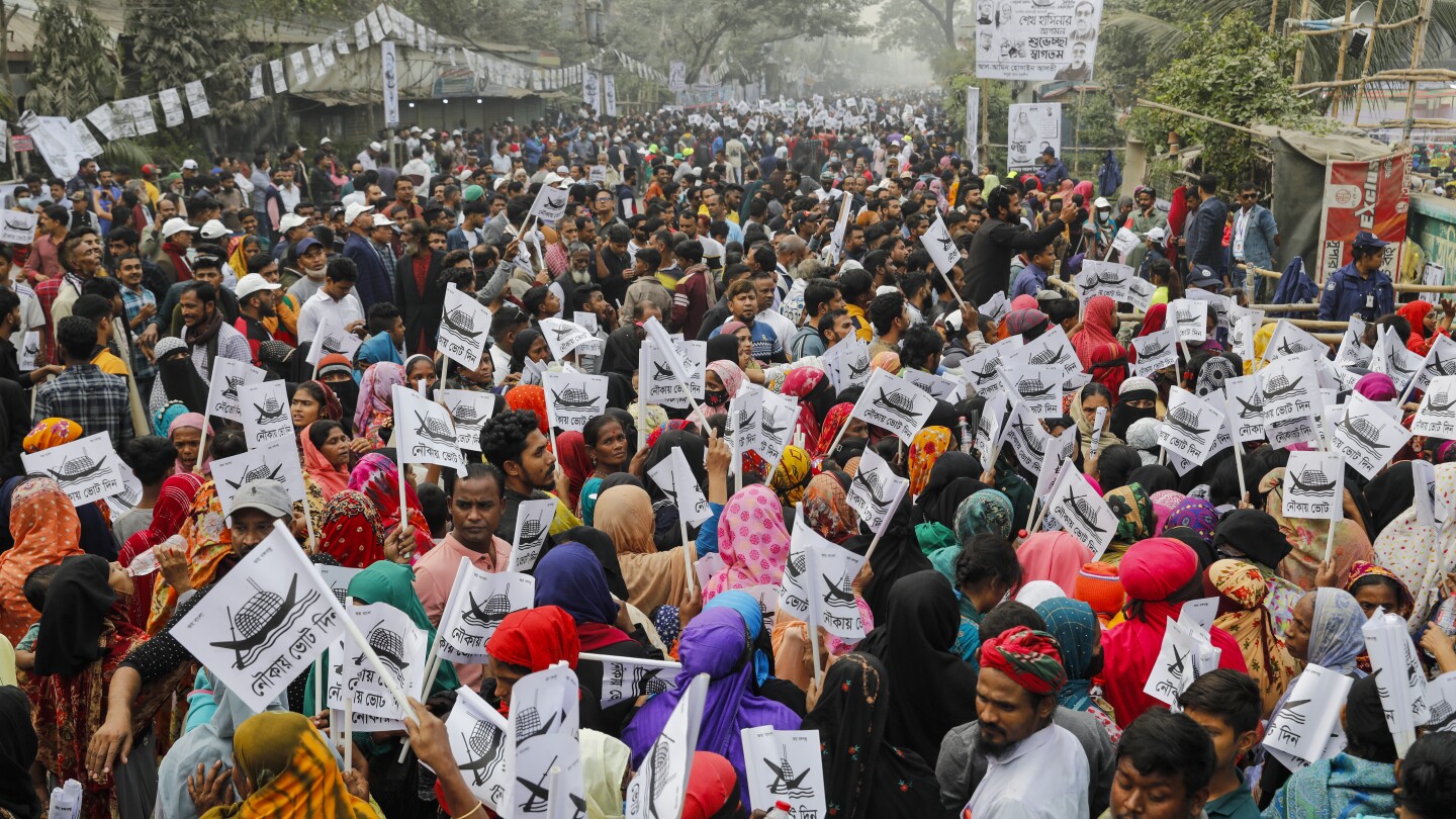 Бангладешката опозиция призовава за стачка през уикенда на изборите, докато премиерът Хасина търси прошка