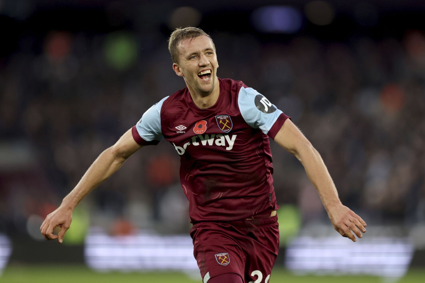 Soucek scores late winner as West Ham beats Nottingham Forest in Premier League | AP News