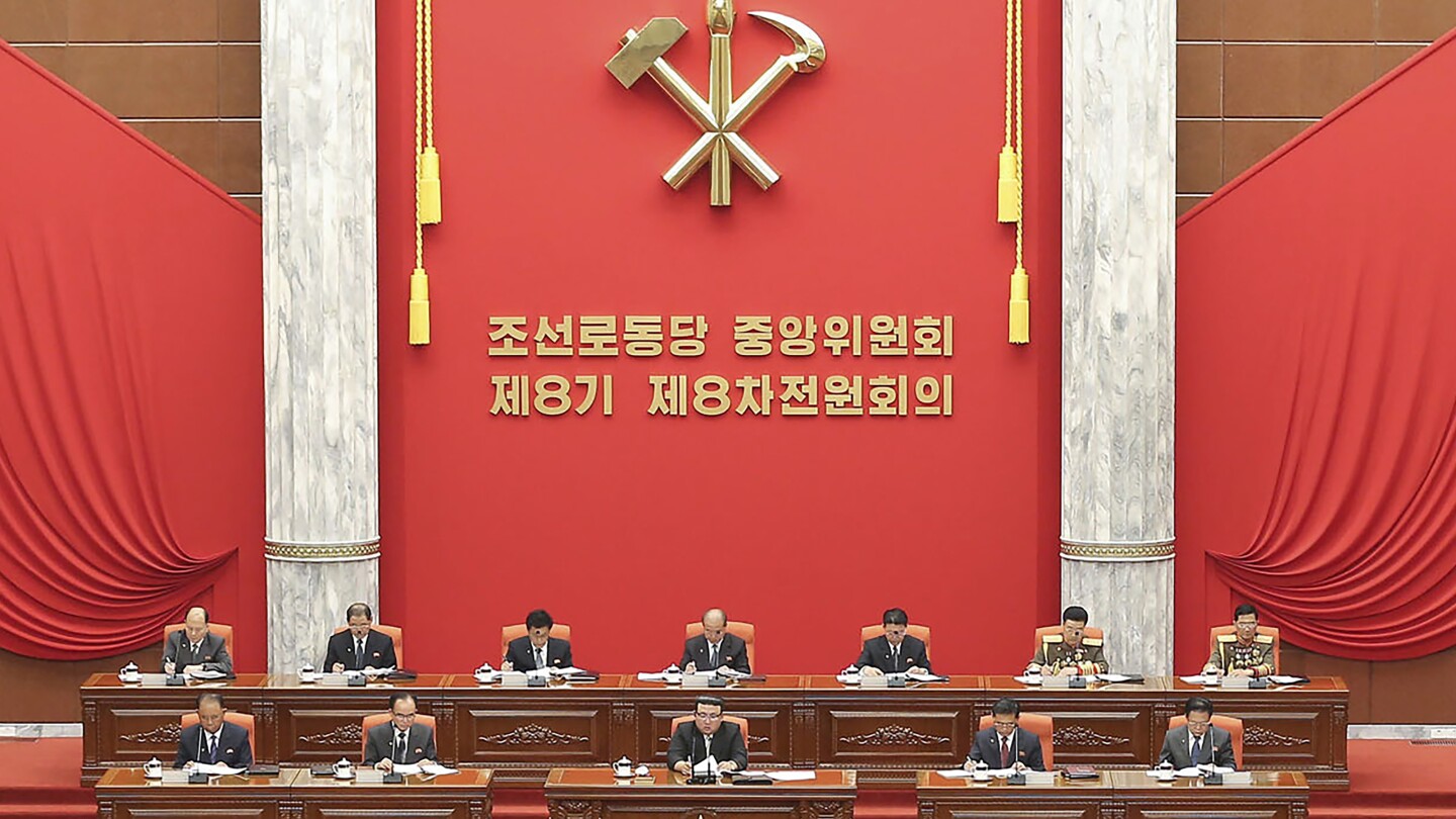 북한, 흔들리는 경제 문제를 해결하고 국방 전략을 논의하기 위해 당 주요 회의를 열었습니다.