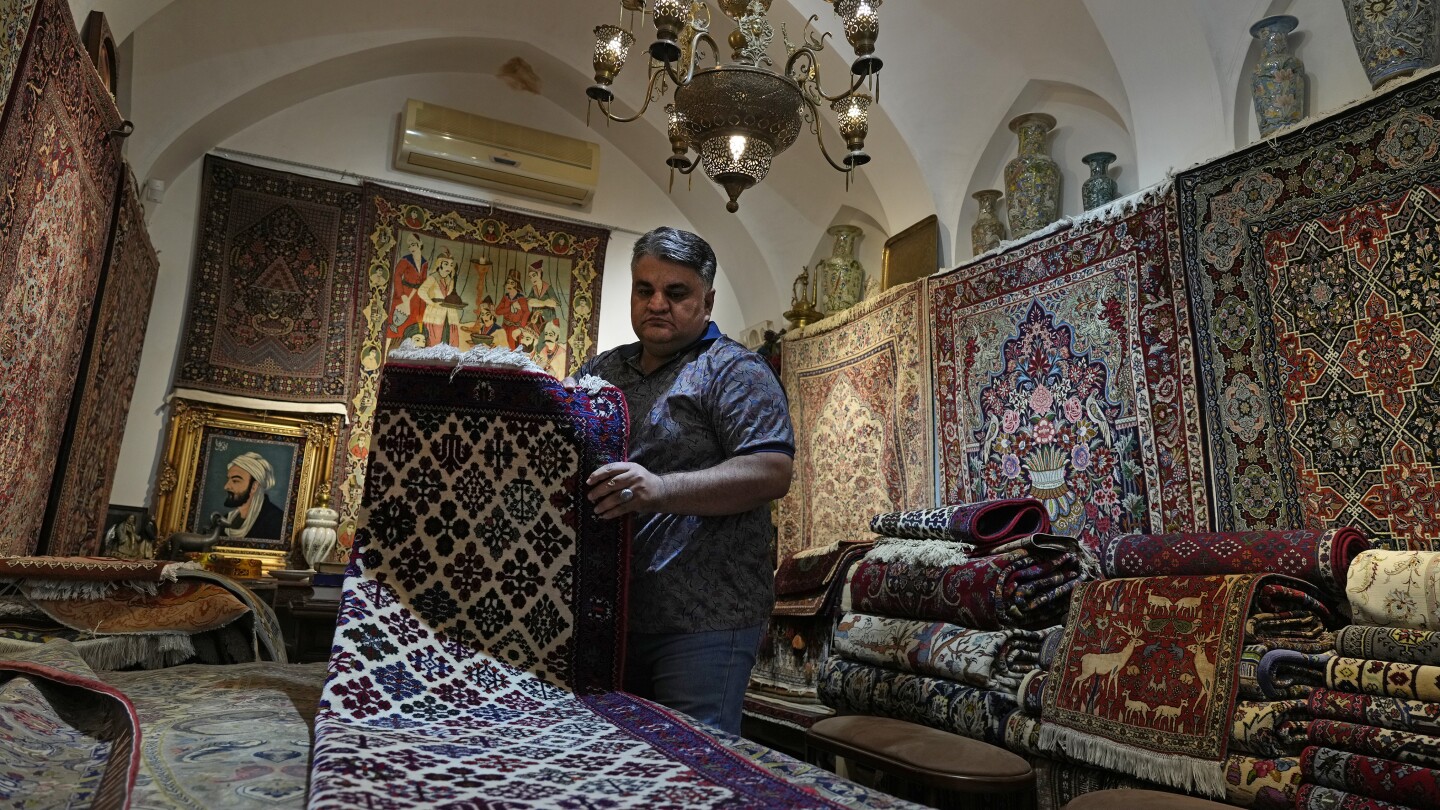 Les sanctions et une économie en difficulté coupent l’herbe sous le pied des tisserands de tapis traditionnels iraniens