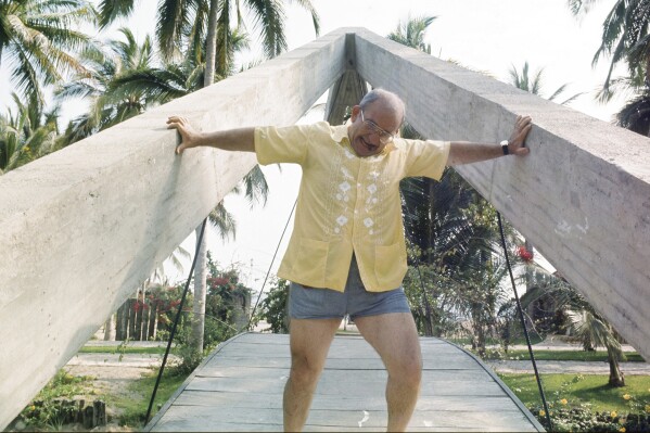 This photo provided by Matthew Asner shows his father, Ed, on a trip with Ed's wife, Nancy, in Hawaii. (Courtesy Matthew Asner via AP)