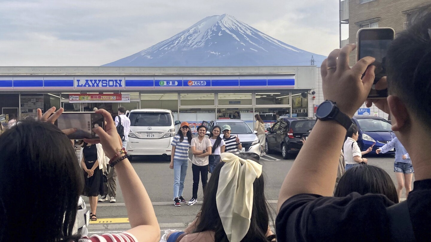 Um Touristen abzuwehren, baute eine Stadt in Japan einen großen Bildschirm, der den Blick auf den Berg Fuji versperrte