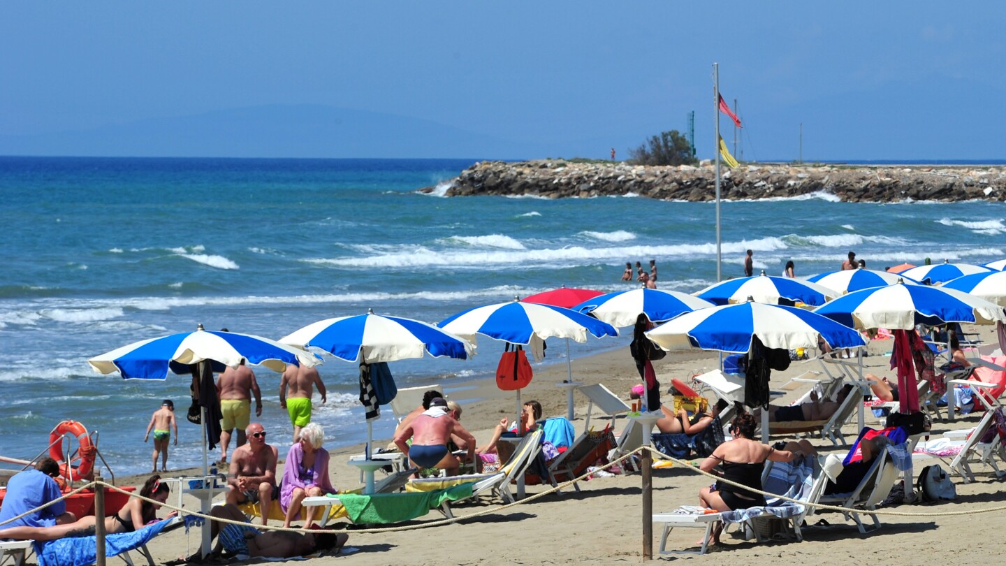 Gli stabilimenti balneari italiani chiudono brevemente gli ombrelloni per protestare contro i tanto attesi piani di liberalizzazione