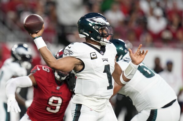 El quarterback de los Eagles de Filadelfia Jalen Hurts lanza el balón en el encuentro ante los Buccaneers de Tampa Bay el lunes 25 de septiembre del 2023. (AP Foto/Chris O'Meara)