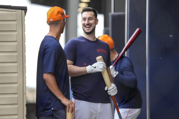 Houston Astros Grae Kessinger and Kyle Tucker talk in the batting cages during workouts for Astros pitchers and catchers at CACTI Park of the Palm Beaches, Sunday, Feb. 18, 2024, in West Palm Beach, Fla. (Karen Warren/Houston Chronicle via 番茄直播)