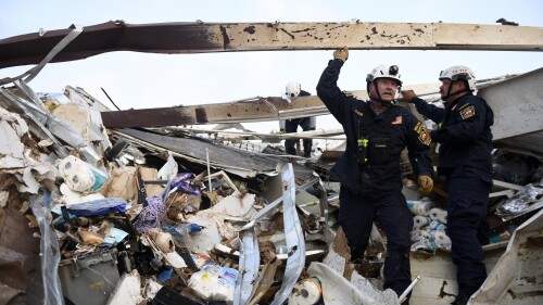 Des équipes de recherche et de sauvetage recherchent des survivants dans un ancien Dollar General après une tornade, le jeudi 22 juin 2023, à Matador, au Texas.  Une ligne de violentes tempêtes a produit ce qu'un météorologue appelle une combinaison rare de tornades multiples, de vents de force ouragan et de grêle de la taille d'une balle molle dans l'ouest du Texas, tuant au moins quatre personnes et causant des dégâts importants autour de la ville de Matador, a déclaré jeudi un météorologue.  (Annie Rice/Lubbock Avalanche-Journal via AP)