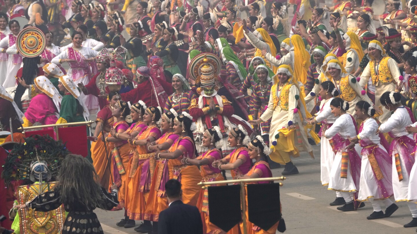 Снимки на AP: Индийците се радват на колоритния парад за Деня на републиката с френския президент като главен гост