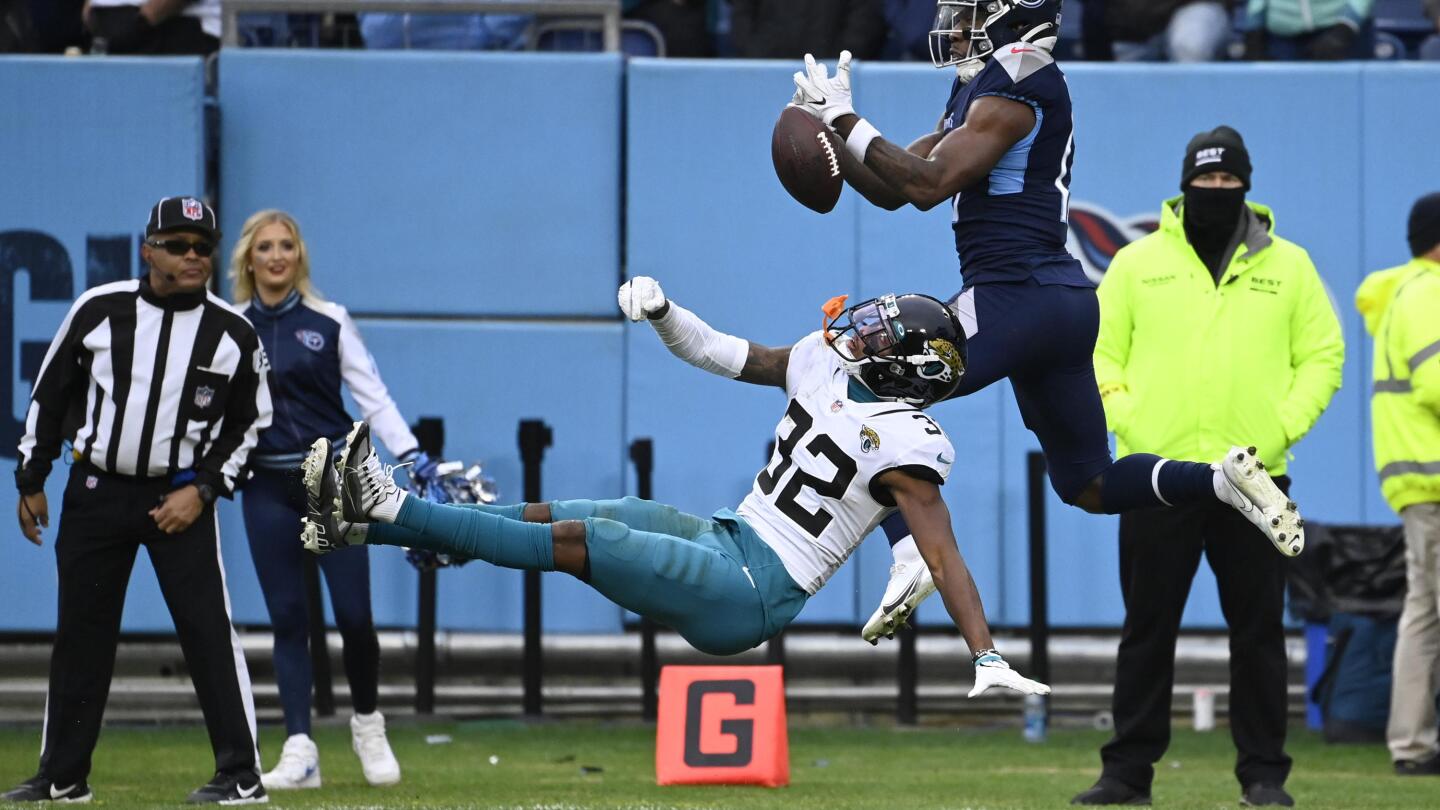 Miami Dolphins middle linebacker Elandon Roberts (52) is shown during an  NFL football game against the Tennessee Titans, Sunday, Jan. 2, 2022, in  Nashville, Tenn. (AP Photo/John Amis Stock Photo - Alamy