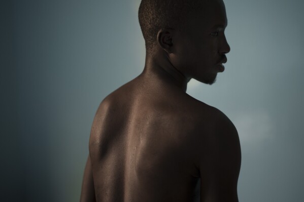 Fernando Ncula, sobreviviente de Guinea-Bissau de 22 años, posa para un retrato cerca de Dakar, Senegal, el domingo 27 de agosto de 2023. (AP Foto/Felipe Dana)