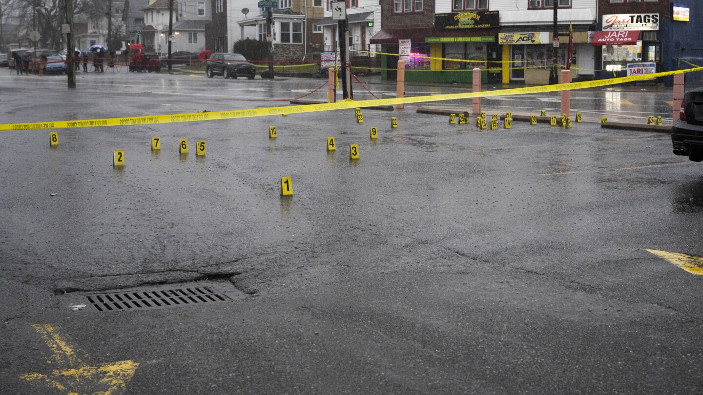 Заподозрян стрелец и шофьор са задържани на стрелба на автобусна спирка във Филаделфия, която рани 8 тийнейджъри