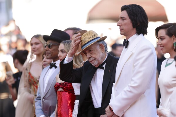 El director Francis Ford Coppola, tercero desde la derecha, posa para los fotógrafos a su llegada al estreno de la película 'Megalopolis' en el 77º festival internacional de cine, Cannes, sur de Francia, el jueves 16 de mayo de 2024. (Foto de Vianney Le Caer/Invision /AP)