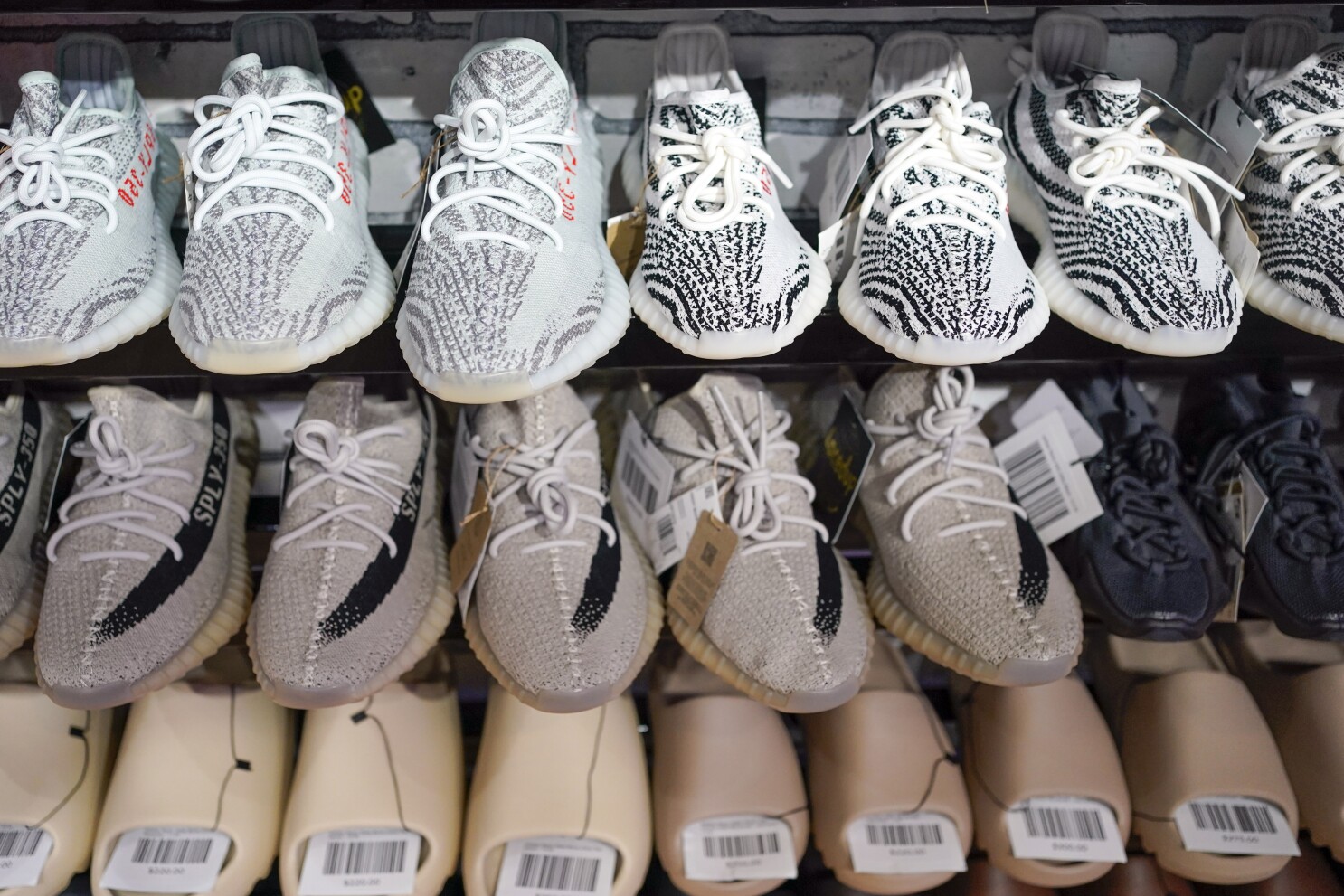 radio frotis Pastor Adidas to release second batch of Yeezy sneakers after breakup with Ye | AP  News