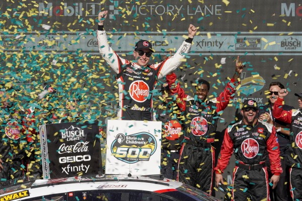 Christopher Bell (centro) celebra luego de su victoria en la carrera del Nascar Cup Series en el autódromo de Phoenix, el domingo 10 de marzo de 2024, en Avondale, Arizona. (AP Foto/Darryl Webb)