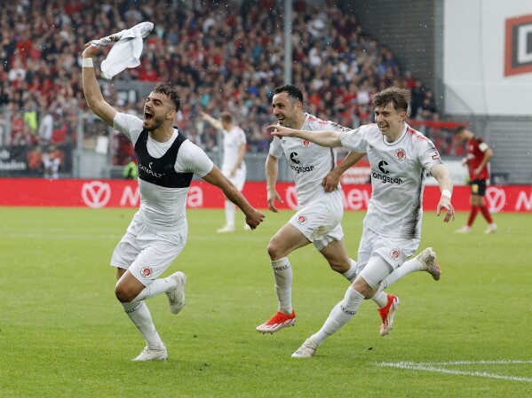 Danel Sinani của St. Pauli, trái, ăn mừng sau bàn thắng ấn định tỷ số 1-2 trước Wehen Wiesbaden, Đức, trong trận đấu bóng đá ở giải hạng hai Đức của họ vào Chủ nhật, ngày 19 tháng 5 năm 2024.(Heiko Becker/dpa via AP)
