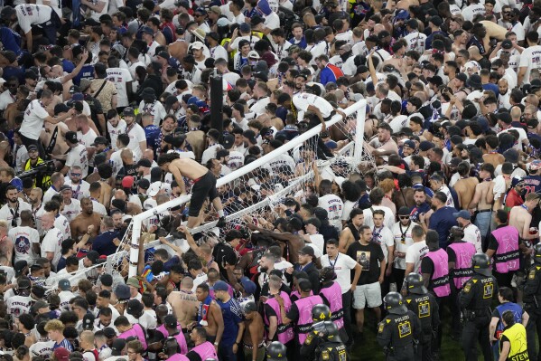 Fans of PSG invade the pitch after the Champions League final soccer match between Paris Saint-Germain and Inter Milan at the Allianz Arena in Munich, Germany, Saturday, May 31, 2025. (AP Photo/Michael Probst)
