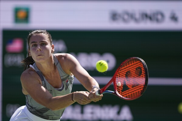 Emma Navarro, of the United States, returns to Aryna Sabalenka, of Belarus, at the BNP Paribas Open tennis tournament, Wednesday, March 13, 2024, in Indian Wells, Calif. (AP Photo/Mark J. Terrill )